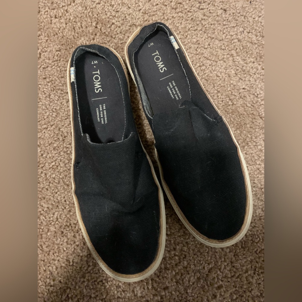 Tom’s black womens size 7 slides.